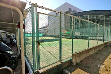 敷地内にテニスコートがあります。