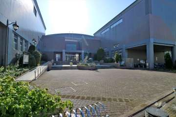 敷地西側にある『大阪市立東淀川スポーツセンター』