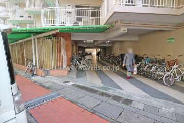 駐輪場を兼ねた通路部分