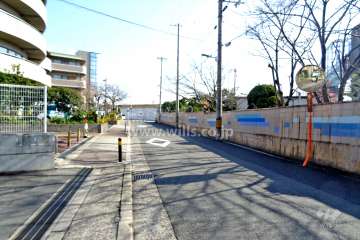 敷地南西側の前面道路（北西側から）