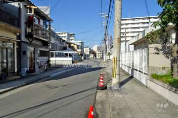 敷地北西側の前面道路（南西側から）