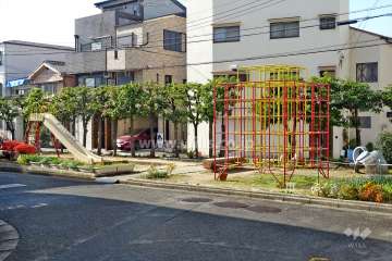 隣接する公園