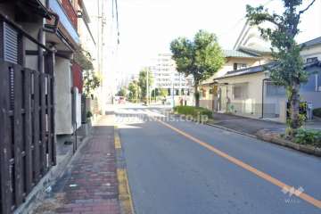 北側前面道路（西側から）