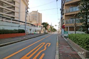 南東側前面道路(北東側から）
