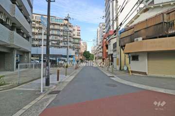 敷地東側の前面道路（南側から）