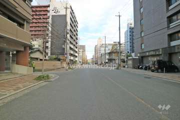 敷地南側の前面道路（西側から）