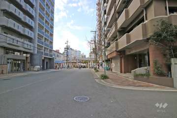 敷地南側の前面道路（東側から）