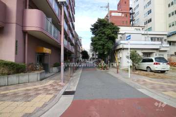 敷地東側の前面道路（南側から）