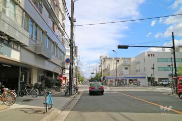 敷地南側の前面道路（西側から）