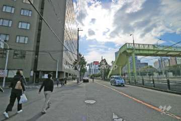 敷地西側の前面道路（北側から）