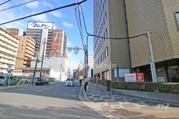 敷地北側の前面道路（西側から）