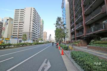 敷地北西側の前面道路（南西側から）