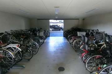 屋内に設けられた駐輪場