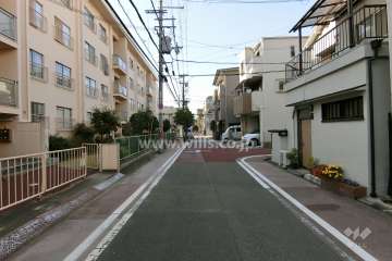 敷地北側の前面道路