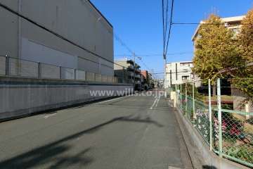 敷地西側の前面道路