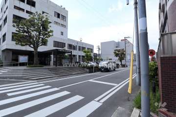 敷地南西側の前面道路。東淀川警察署があります。