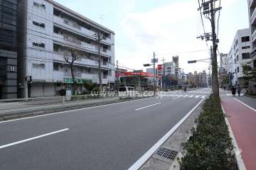 敷地南東側の前面道路。4車線のバス通りになっています。