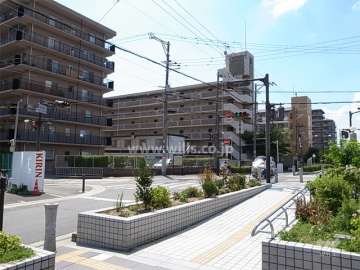 敷地北側には中央幹線景観水路が流れています。