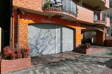 1階には店舗が入っています。