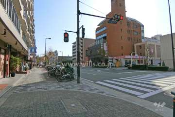 敷地南側の前面道路。4車線の道路です。