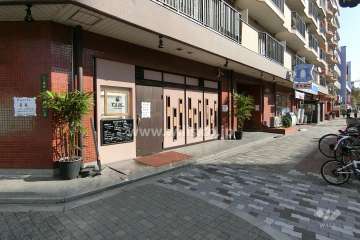 1階には複数の店舗が入っています。