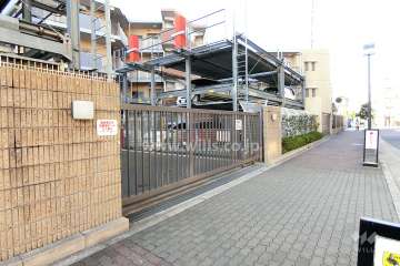 駐車場出入り口（ゲート付き）