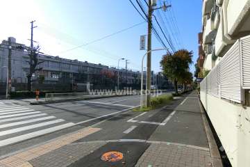 敷地南側の前面道路。4車線のバス通りです。