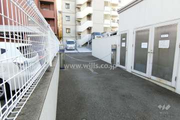 駐車場出入り口（ロボットゲート付き）