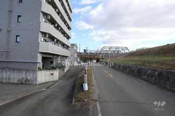 前面道路（東側にはＪＲの線路が走っています）
