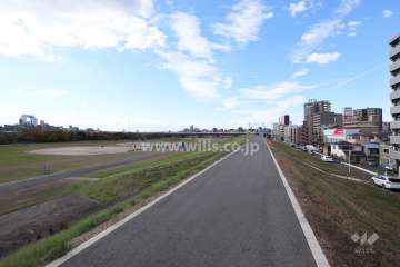 目の前は淀川河川敷です。