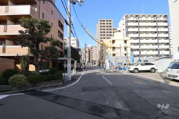 敷地東側の前面道路（南側から）