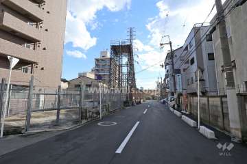 敷地南東側に高圧線があります。