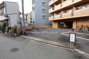 駐車場の出入口(ロボットゲート付き)