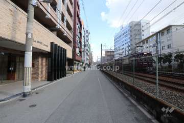 敷地南側の前面道路と阪急京都線