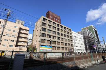 ローズコーポ第2新大阪の遠景。敷地南側には道路を挟んで阪急京都線が走っています。