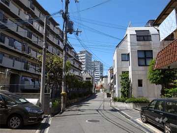 敷地東側の前面道路。