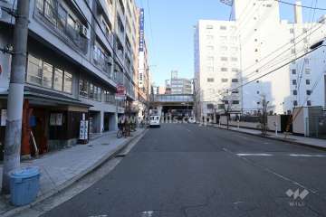 敷地南側の前面道路（近くを新御堂筋と大阪メトロ御堂筋線が走っています。）