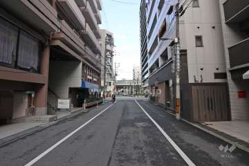 チサンマンション新大阪の南側前面道路（そばには新御堂筋と大阪メトロ御堂筋線が走っています）