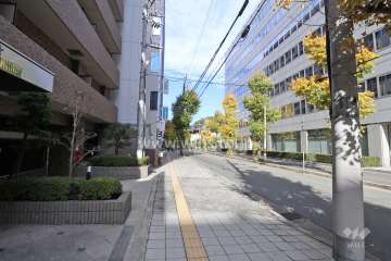 前面道路（北側にはＪＲの線路が走っています）