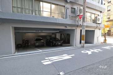 駐車場出入り口(南側)