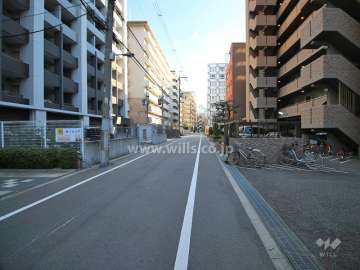 敷地北側の前面道路（西側から）
