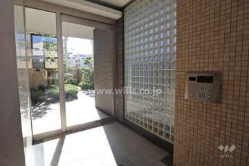 エントランスはオートロック付きです。