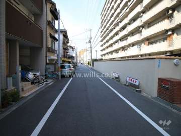 敷地南側の前面道路（東側から）