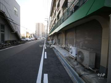 敷地北側の前面道路（西から）