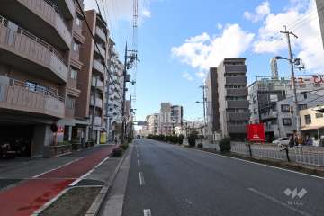 敷地の北西側前面道路。4車線のバス道路です。