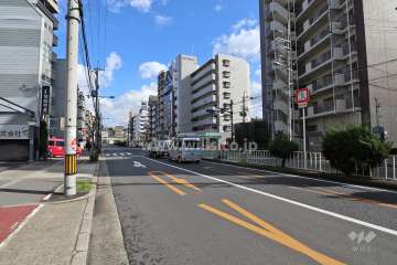 敷地南東側の前面道路。4車線のバス通りです。