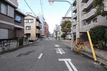 敷地西側の前面道路