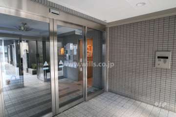 エントランスはオートロック付きです。