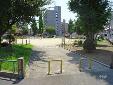 敷地の目の前に大きな公園があります。