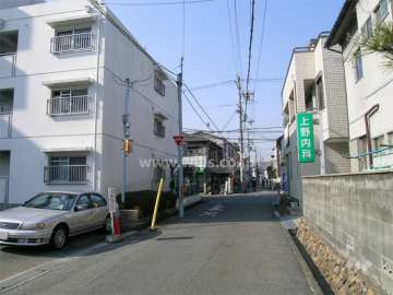 敷地北側の道路。周辺は区画の整った住宅地